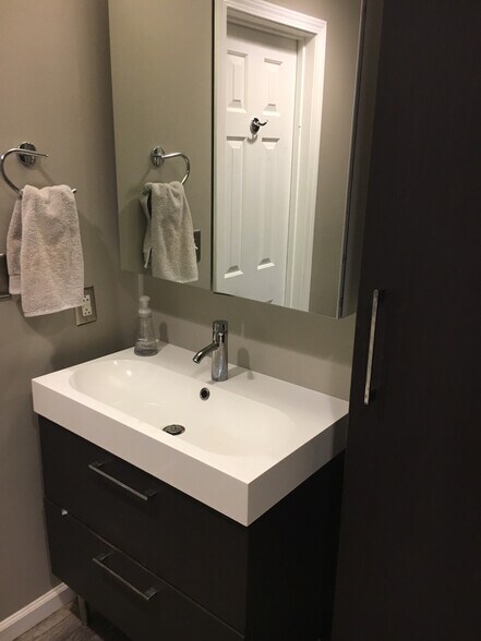 Building Photo - 417 W 8th St