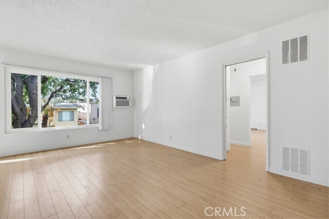 Building Photo - 930 N Stanley Ave