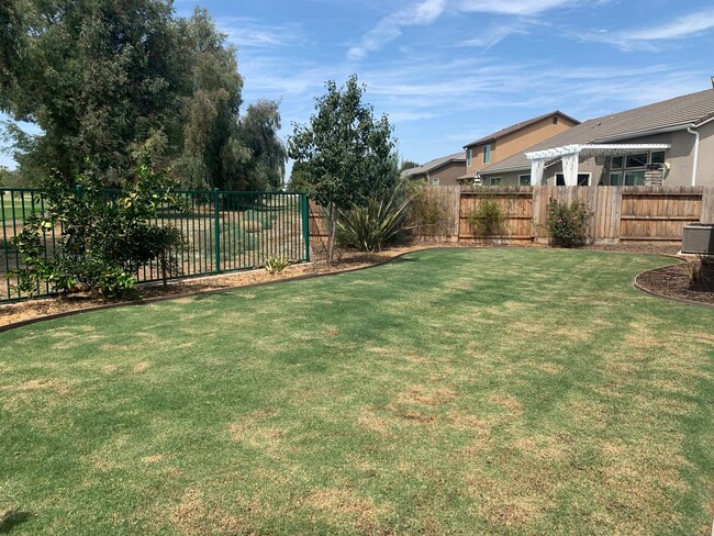 Building Photo - Lemoore home on the golf course! Available...