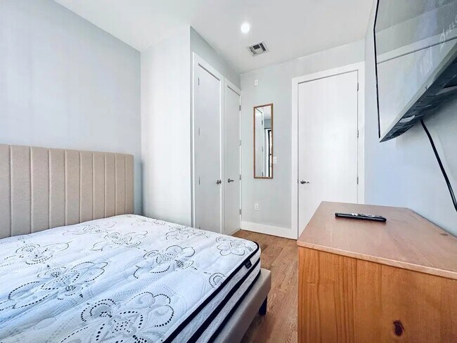 Building Photo - Furnished room/NOT APARTMENT