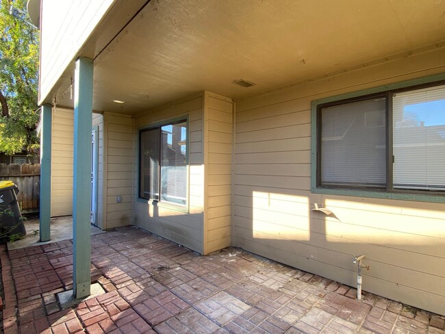 Building Photo - Two Bedroom Condo in North Stockton