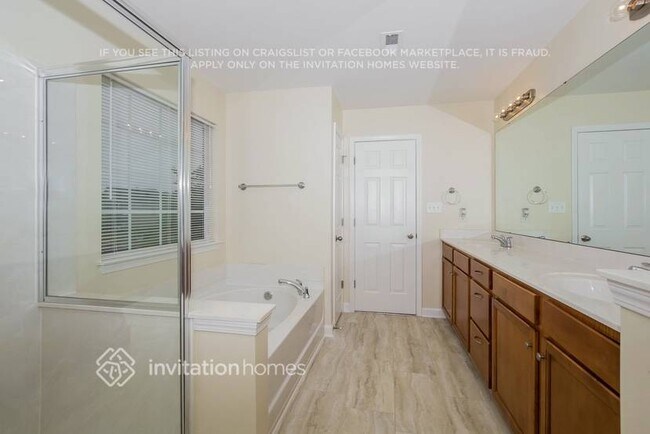 Building Photo - 1420 Bottle Brush Ln