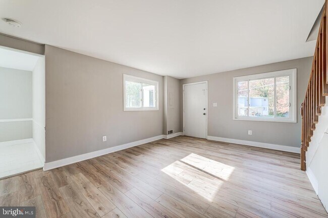 Building Photo - 10736 Maple St