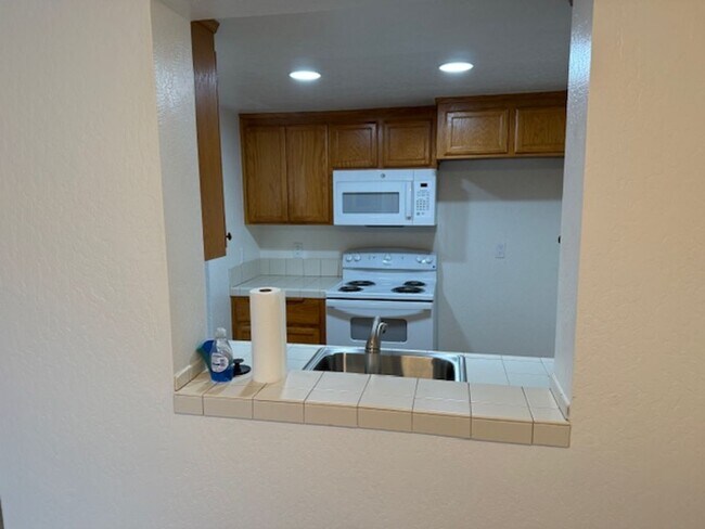 Building Photo - Great Condo with 1 car garage and indoor l...