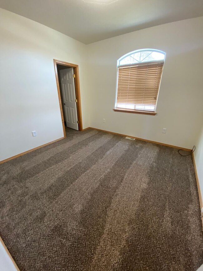 Building Photo - April Rent FREE - Triple Car Garage