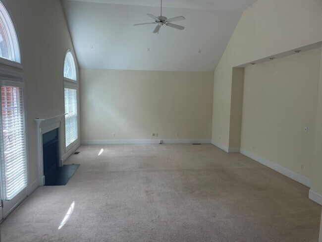 Building Photo - Outstanding Five Bedroom Three Full Bathro...