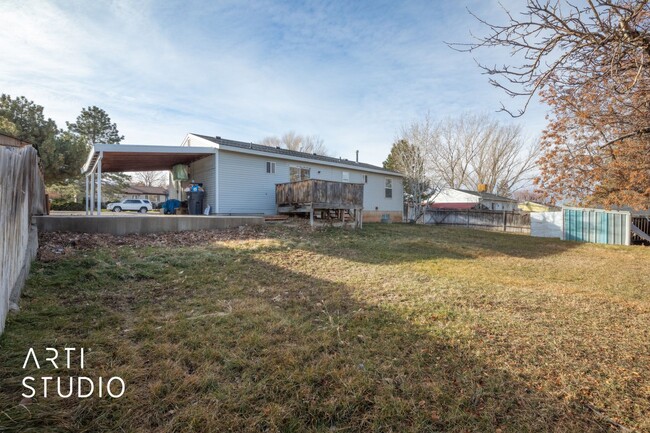 Building Photo - Cool Country Living