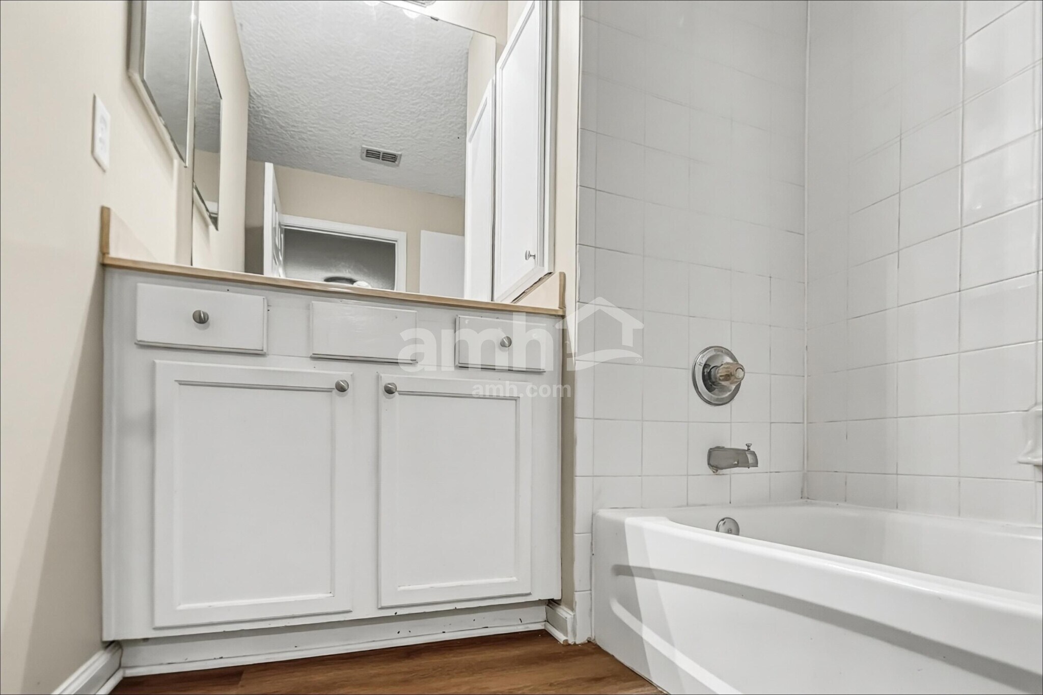 Building Photo - 1379 Samantha Cir E