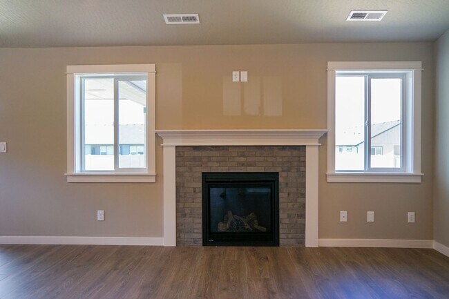 Building Photo - 3 Bedroom, 2 Bath Home  Built in 2022 - Po...