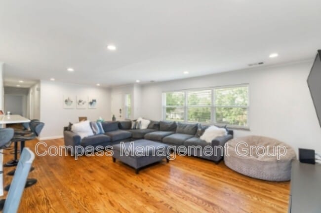 Building Photo - 217 Buckingham Dr