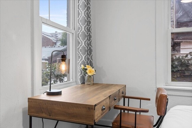 Building Photo - Renovated 3-bed, 2.5-bath house in Heart o...