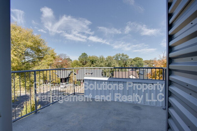 Building Photo - 1028 W Eastland Ave