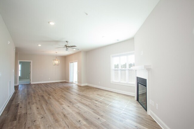 Building Photo - 2BR/2BA - Beautiful condo on River Road - ...