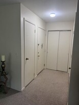Building Photo - V2 Avon Dr
