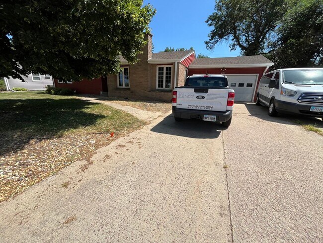 Building Photo - Large 3 Bed/2 Bath East Side Rental Home!