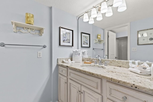 Building Photo - 7205 Thomas Dr