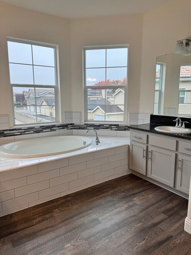 Building Photo - Single Family Home