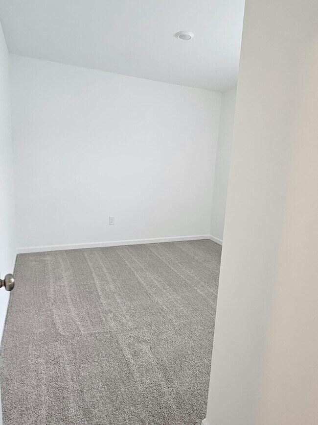 Building Photo - 184 Labrador Ln