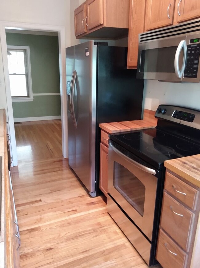 Building Photo - SUPER CUTE 3 BED/2 BATH BUNGALOW IN OLD TO...