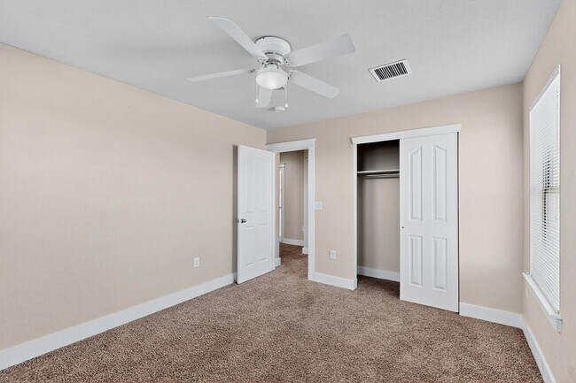 Building Photo - Two story 3 bedroom 2.5 bath in Santa Tere...
