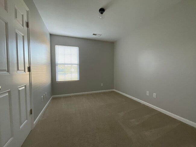 Building Photo - 3 bedroom/2 bath home