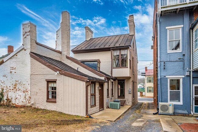 Building Photo - 315 E Patrick St