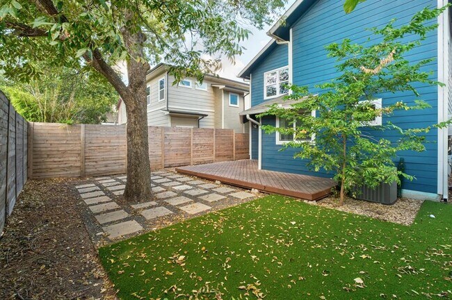 Building Photo - 2311 Santa Rita St