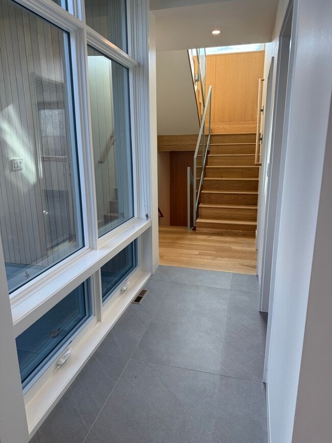 Building Photo - Silver Maple Stunning