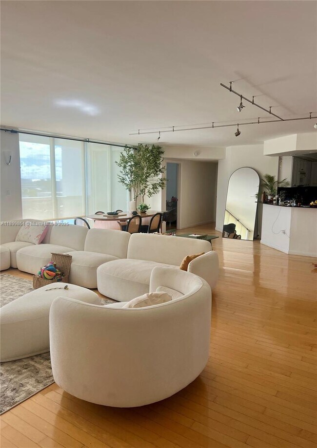 Building Photo - 1900 Sunset Harbour Dr