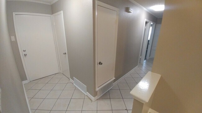 Building Photo - Come and see this well-kept beautiful home today!