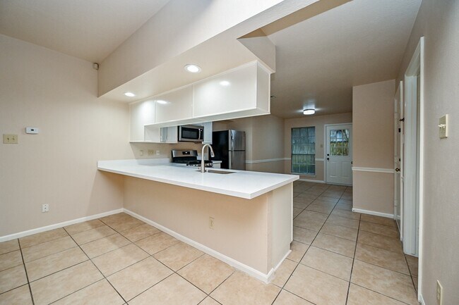 Building Photo - 72 Laughing Brook Ct