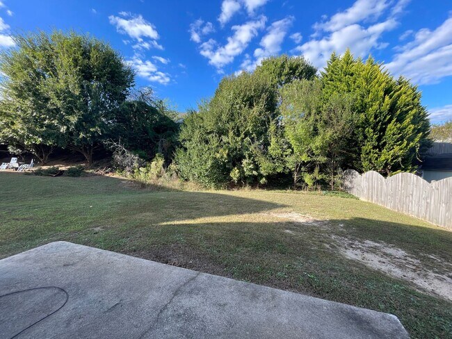 Building Photo - Lovely 4 Bedroom, 2.5 Bath Single-Family H...