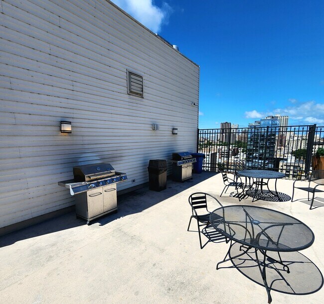 Building Photo - 450 W Briar Pl