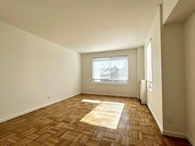 Building Photo - 405 Serrano Dr