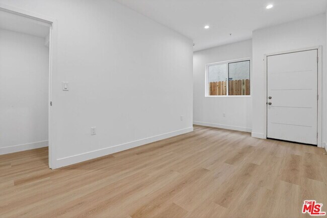 Building Photo - 11446 Oxnard St