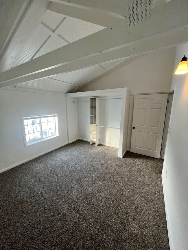 Building Photo - Beautiful Large Modern Shome located betwe...
