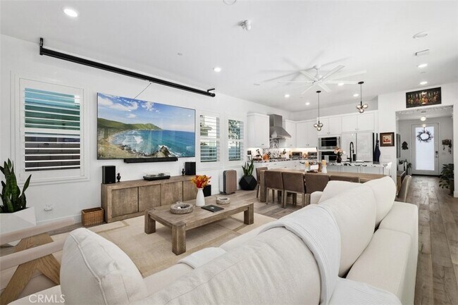 Building Photo - 124 Sculpture