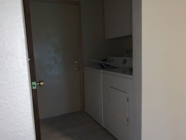 Building Photo - Beautiful 3Bd/1.5 Ba Federal Way Home.