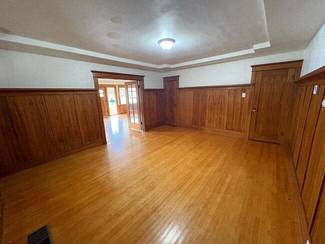 Building Photo - Classic vintage home walking distance to downtown Visalia!