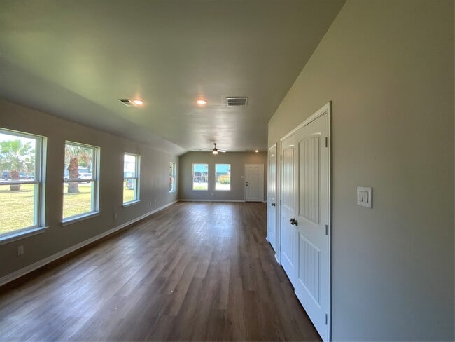 Building Photo - 619 W Bayshore Dr