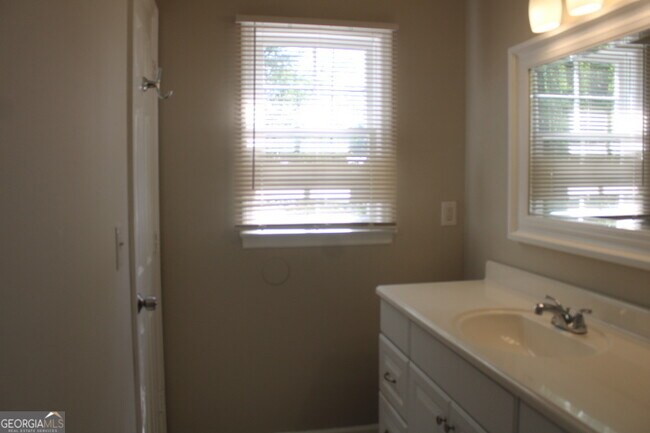 Building Photo - 257 Omega Dr