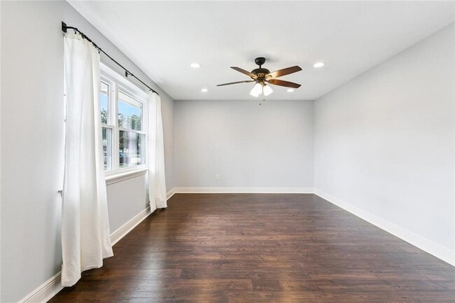 Building Photo - 1433 Poinsettia Dr