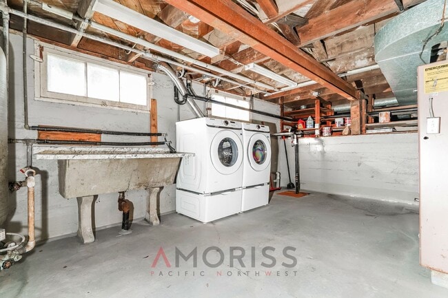 Building Photo - Spacious, clean, updated home ready now! $400 Off First Month´s Full Rent