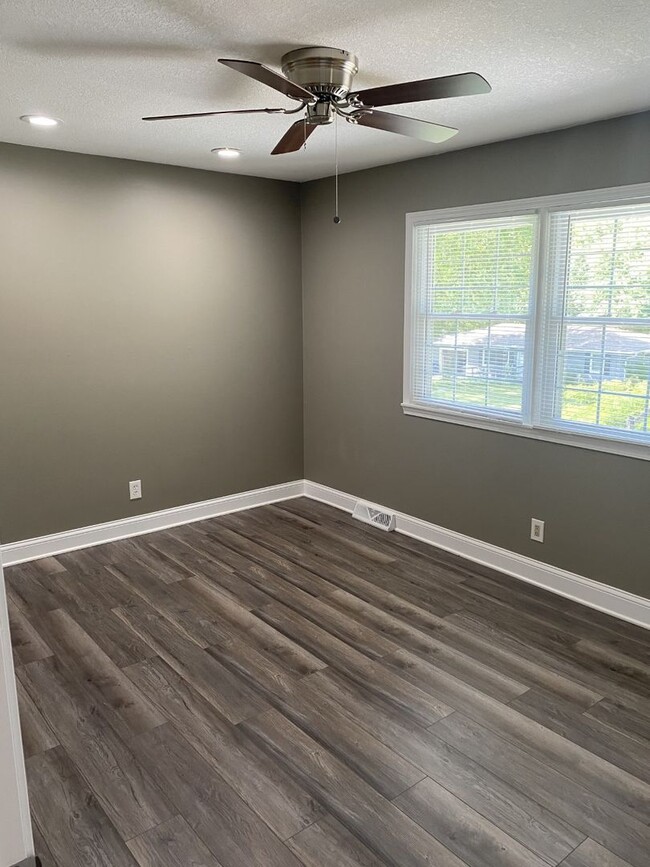 Building Photo - SUBLEASE - HUGE 3 bedroom house in EUDORA