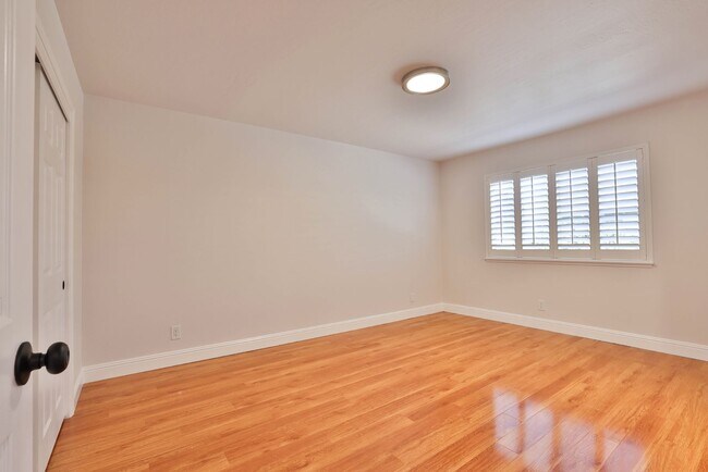 Building Photo - 1327 Essex Way