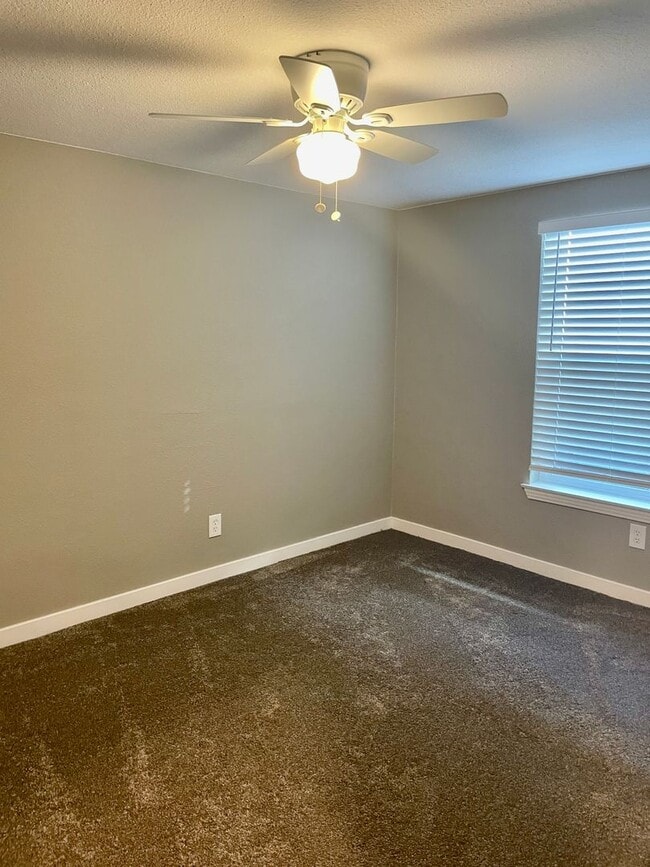 Building Photo - Completely Renovated