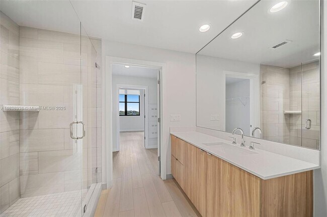 Building Photo - 555 NE 8th St