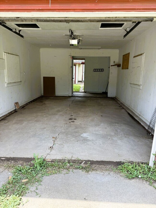 Building Photo - Charming 2-Bedroom Home with Detached Garage & Spacious Yard