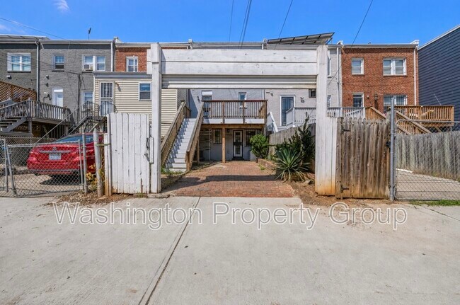 Building Photo - 329 18th Pl NE