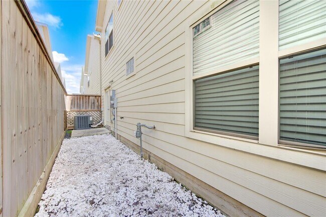 Building Photo - 11508 Main Cedar Dr